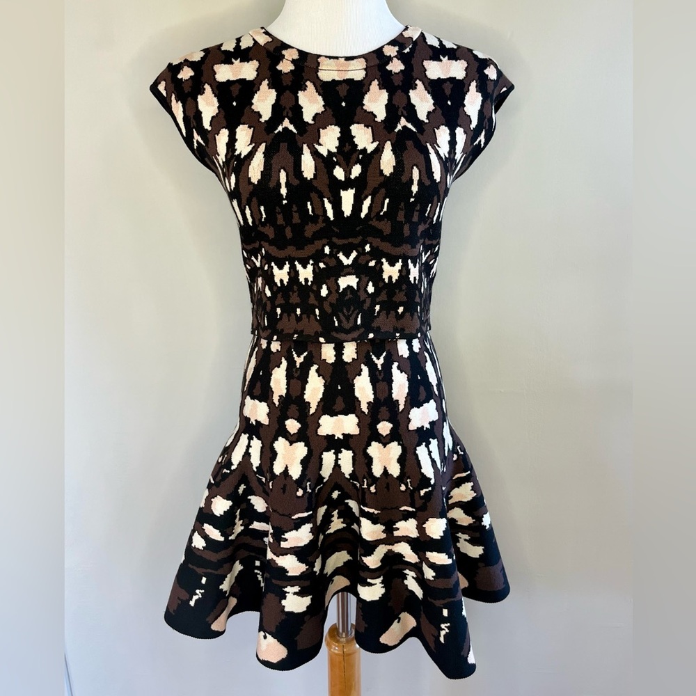 Express Body Contour Brown and Cream Abstract Mini Set